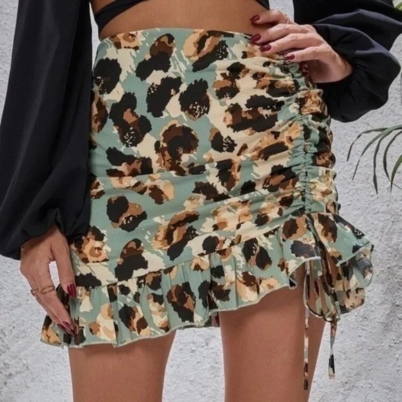 LAST CHANCE!! Get it before it’s GONE!! 👋❤️ Animal Print skirt! - Picture 1 of 4